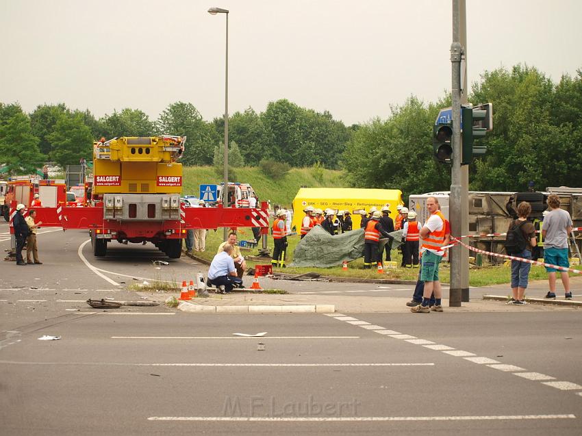 Schwerer Unfall mit Reisebus Lohmar Donrather Dreieck P402.JPG